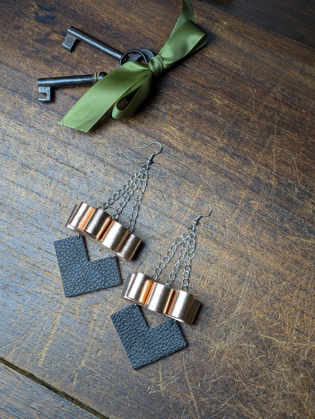 The Petal Sway | Dark Brown & 3D Rose Gold Metallic Hooks