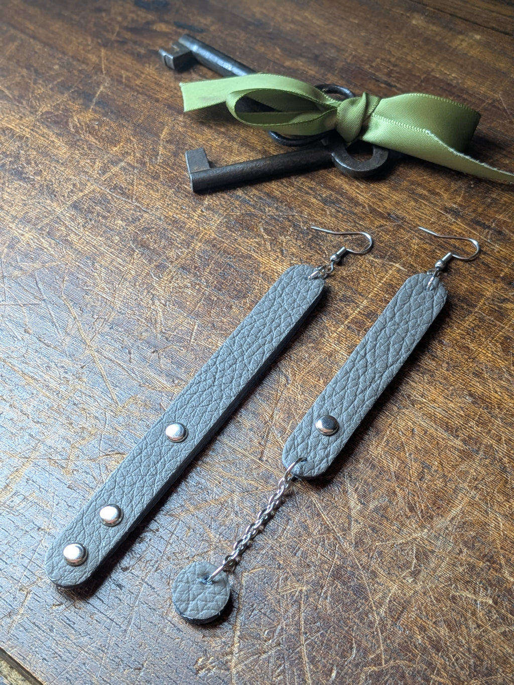 Grey Chain Drop