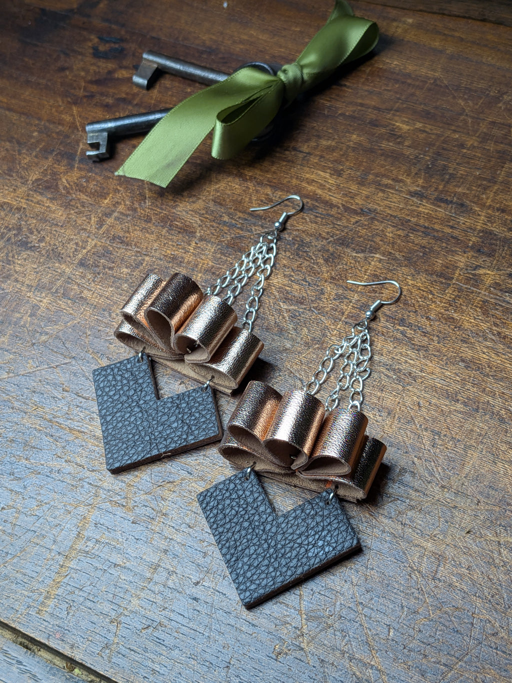 The Petal Sway | Dark Brown & 3D Rose Gold Metallic Hooks