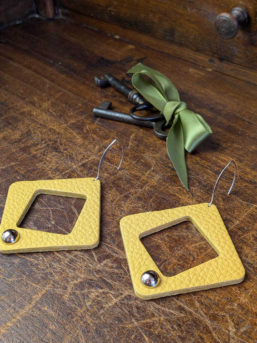 Solar Hollow Rhombus Earrings
