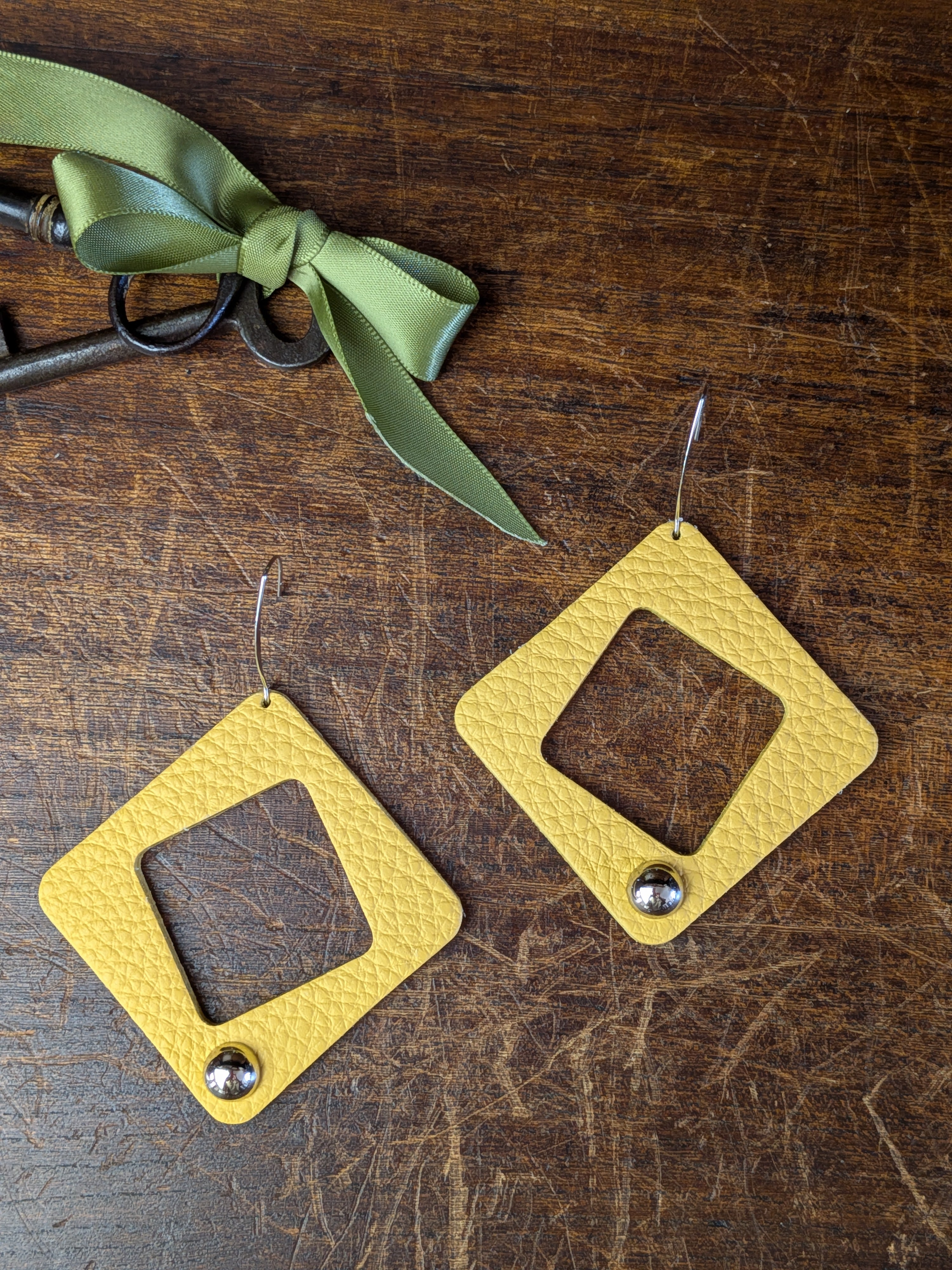 Solar Hollow Rhombus Earrings