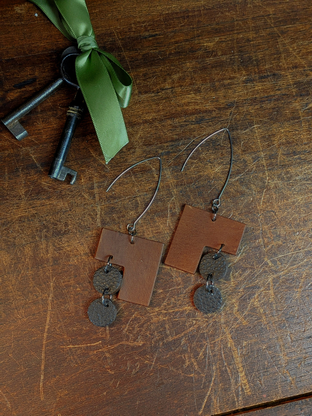 The Archer Muse | Asymmetric Cognac & Dark Chocolate Hooks