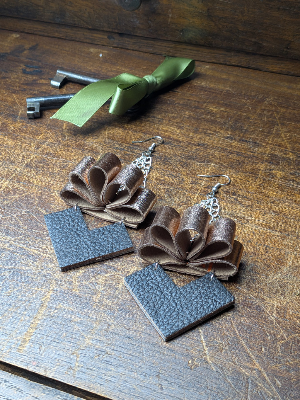 The Petal Sway | Dark Brown & 3D Rose Gold Metallic Hooks